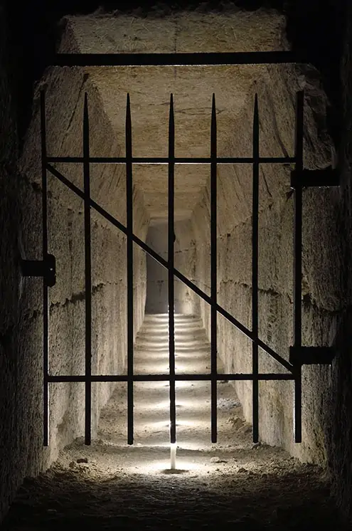 Accès muré dans le réseau souterrain parisien